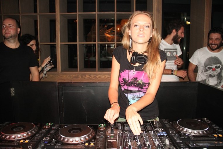 Nora En Pure LIVE at INDIE